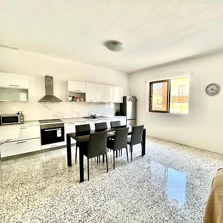 Camag Apartment - Very Close To Airport Birżebbuġa Buitenkant foto